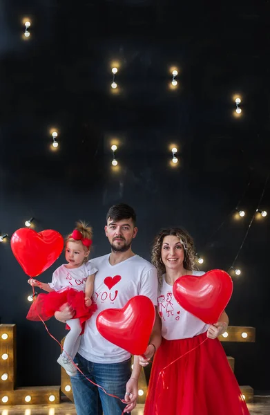 Padres Felices Pequeña Hija Thair Día San Valentín Padres Con — Foto de Stock