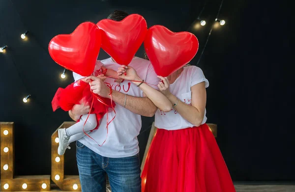Amor San Valentín Familia Caucásica Escondiendo Caras Detrás Globos Rojos —  Fotos de Stock