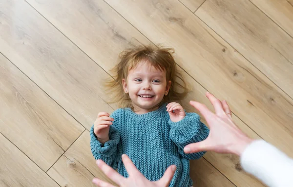 Hermosa Niña Alegre Suéter Azul Juega Con Madre Suelo Madera — Foto de Stock