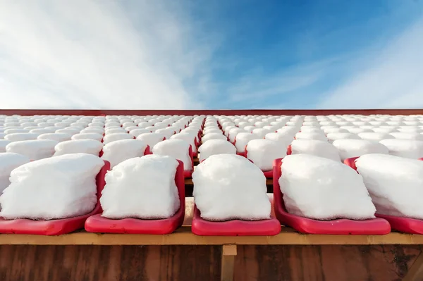 Boş Karla Kaplı Tribünlerde Stadyum Kış — Stok fotoğraf