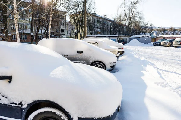 Autos Unter Dem Schnee Schneefall Der Stadt Nahaufnahme Foto — Stockfoto