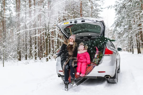 Happy Mother Little Daughter Christmas Tree Sitting Car Winter Forest — Stock Photo, Image