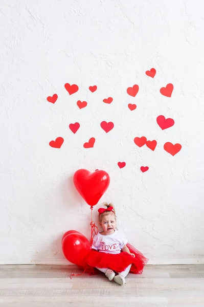 Huilende Babymeisje Met Hart Ballonnen Aftelkalender Voor Valentijnsdag Concept — Stockfoto