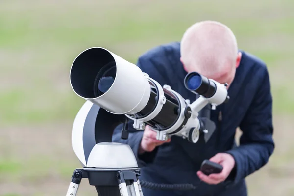 Joven Astrónomo Mirando Hacia Cielo Través Del Telescopio Astronómico —  Fotos de Stock