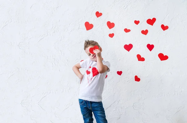 Mooie Jongen Achtergrond Van Harten Leuke Jongen Zich Voorbereiden Valentijnsdag — Stockfoto