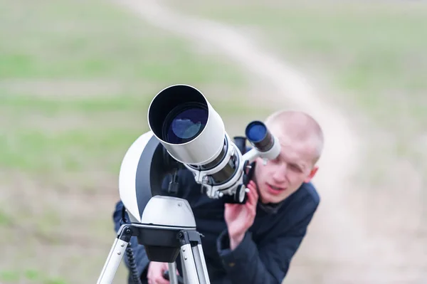 Abril 2015 Gomel Bielorrusia Joven Astrónomo Desconocido Mirando Hacia Cielo —  Fotos de Stock