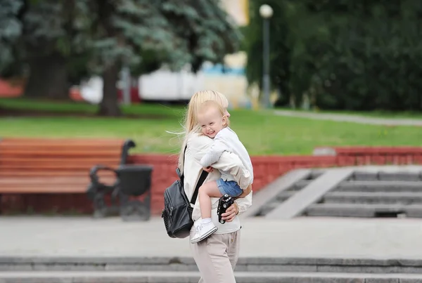Madre Joven Camina Con Hija Pequeña Parque Ciudad Escaleras Aire —  Fotos de Stock