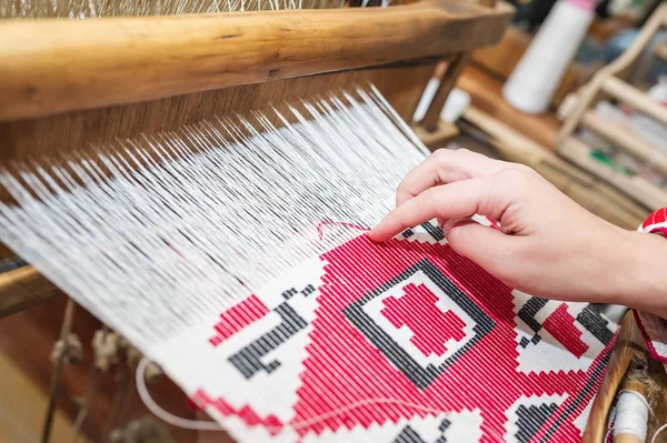 Händerna Kvinna Vävning Färgmönster Traditionella Vintage Trä Vävstol Närbild Foto — Stockfoto