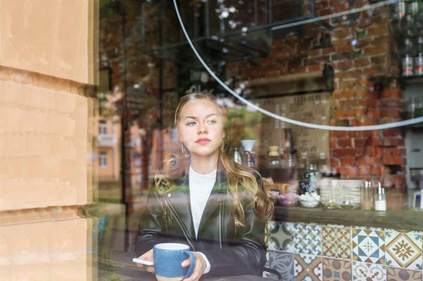 Piękna Dziewczyna Cieszy Gorącą Herbatę Kawiarni City Portret Odbicia Szkle — Zdjęcie stockowe
