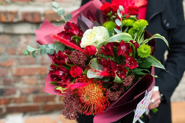 Mulher Segurando Buquê Flores Bonitas Nas Mãos Março Dia Mulher — Fotografia de Stock