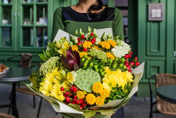 Mulher Segurando Buquê Flores Bonitas Nas Mãos Março Dia Mulher — Fotografia de Stock