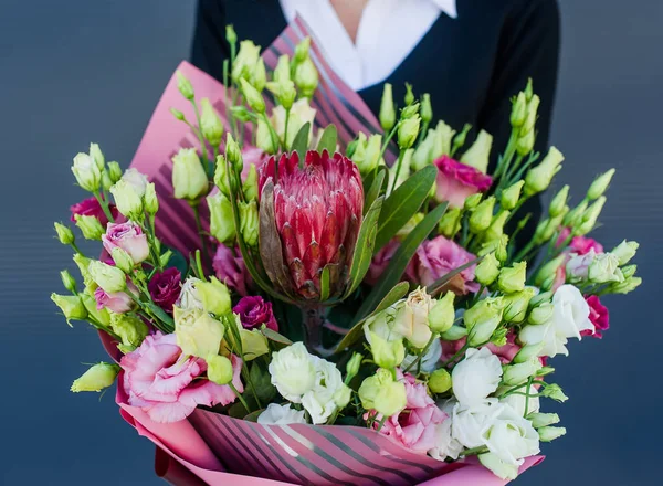 Mulher Segurando Buquê Flores Bonitas Nas Mãos Março Dia Mulher — Fotografia de Stock