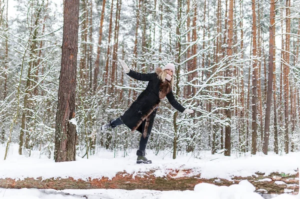 Mujer Joven Saltando Sobre Tronco Invierno Nevado Bosque —  Fotos de Stock