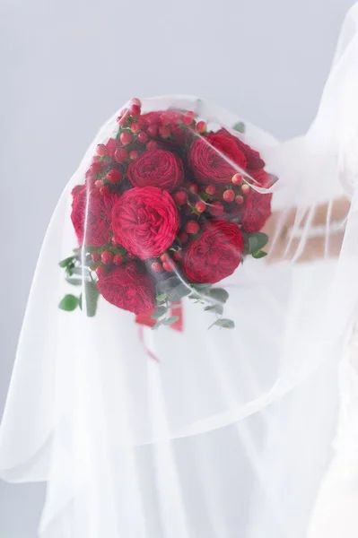 Ramo de rosas bajo el velo. Velo de boda . —  Fotos de Stock