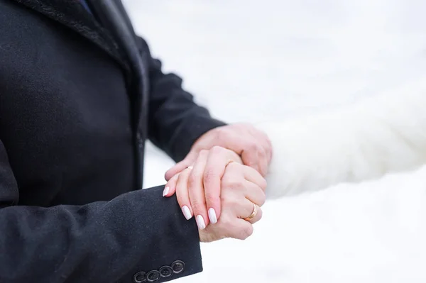Brudgummen och bruden händer med ringar. Brudgummen och bruden hand till hand — Stockfoto