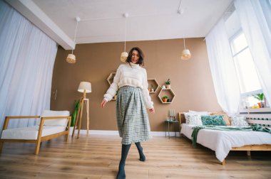 Mutlu gülen genç esmer neşeyle boş zaman harcıyor