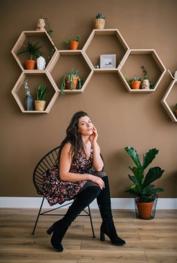 stüdyoda poz güzel esmer. 