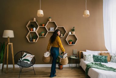 Mutlu genç esmer evde temizlik.