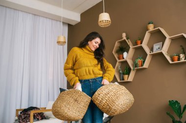 İki sepet dairede poz ile sevimli esmer