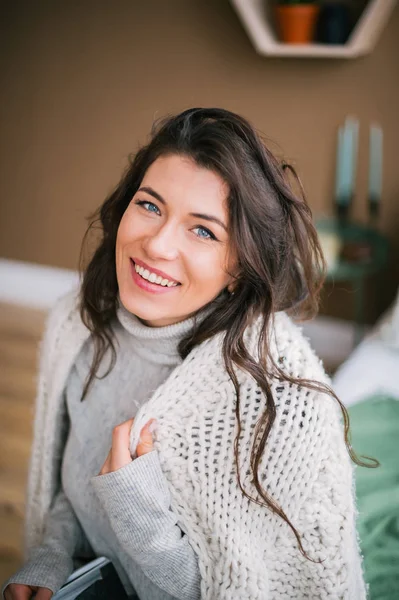 Portret pięknej kobiety w szalik, uśmiechając się do kamery w domu — Zdjęcie stockowe