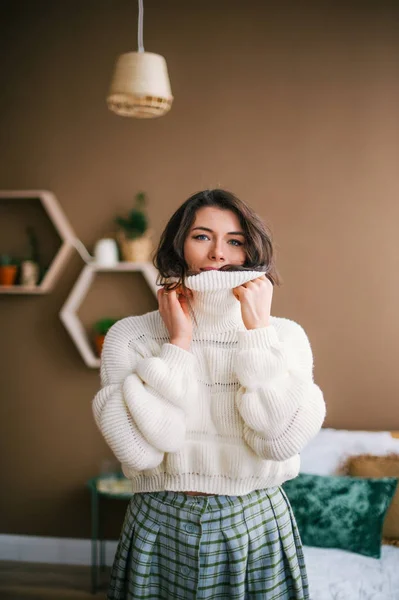 Portret Ładna Brunetka w ciepły biały sweter. — Zdjęcie stockowe