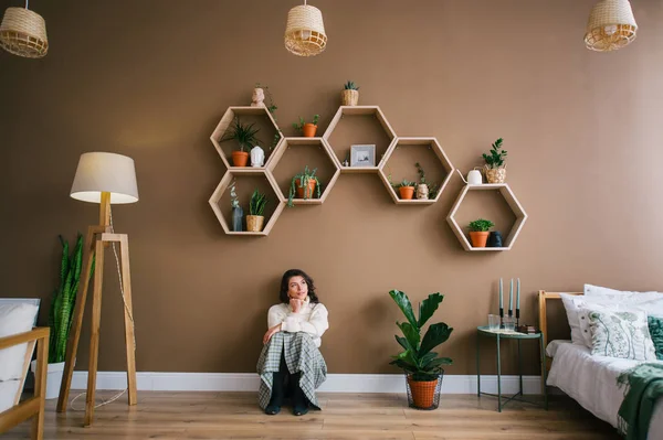 Uzun saçlı genç ve güzel esmer rüya gibi ifade, pozlar geniş yatak odası katta vardır