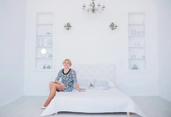 Зріла жінка в білій спальні — стокове фото
