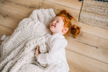 Yere yat, üstten görünüm neşeli küçük Kızıl saçlı kızla yatıyor