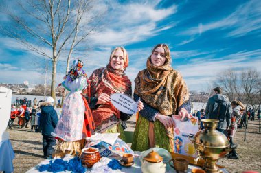 Ulusal giysiler Shrovetide Beyaz Rusya kutluyor mutlu kadın