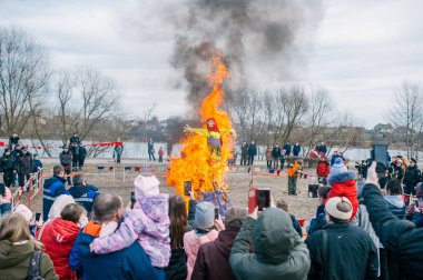 Büyük bebeğin Şehir Parkı içinde yanan.