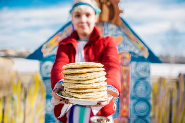 Rus krep yığını. Rus tatil Maslenitsa, Shrovetide kavramı. Seçici fokus gözleme