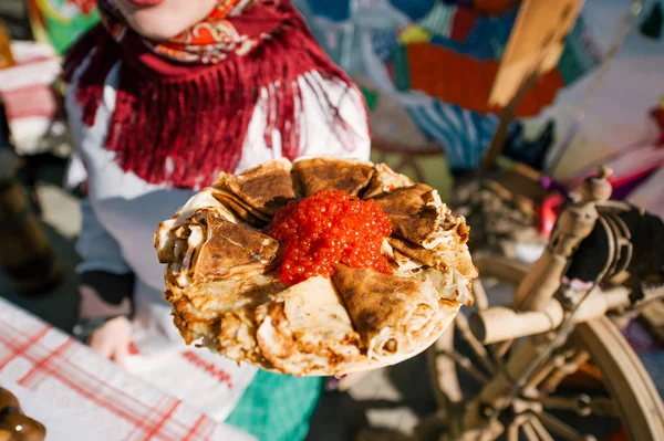 Rusya yığını ile kırmızı havyar krep. Rus tatil Maslenitsa, Shrovetide kavramı.