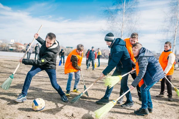Слов'янські свято до кінця зими. Щасливі підлітків грати у хокей — стокове фото