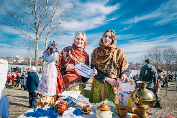 Mulheres felizes na roupa nacional que celebra Shrovetide na Bielorrússia — Fotografia de Stock