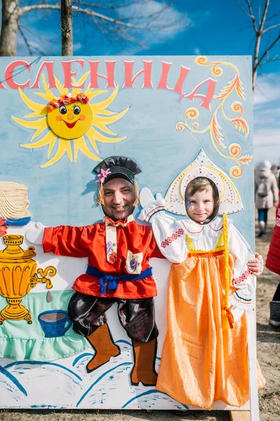 Rostros de foto de niño y hombre con muñeca. Shrovetide, Festival de tortitas . — Foto de Stock