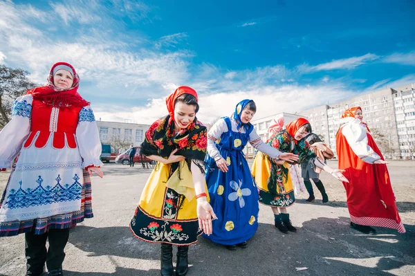 参加者は、20 世紀初頭の伝統的なロシア服に身を包んだ. — ストック写真