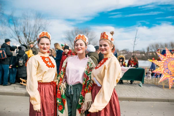 Retrato de três mulheres em roupas nacionais russas. Férias eslavas do fim do inverno . — Fotografia de Stock