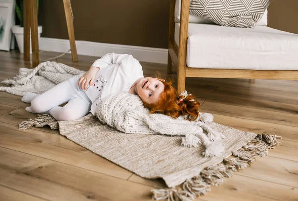 Linda menina ruiva bonito encontra-se no chão . — Fotografia de Stock