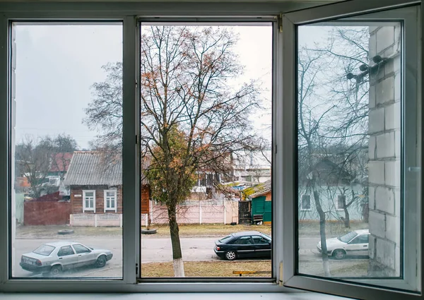 Vista del paisaje urbano a través de una gran ventana en la habitación — Foto de Stock