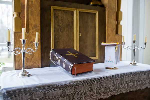 Bijbel op houten tafel in het oude landgoed in horizontale oriëntatie. — Stockfoto