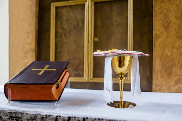 가로 방향으로 기도에 대 한 준비 테이블에 십자가와 성경. 근접 촬영 사진. — 스톡 사진