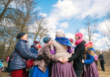 İnsanlar dans, iplik ve çember kullanın, kış görmek ve bahar ormanda karşılamak.