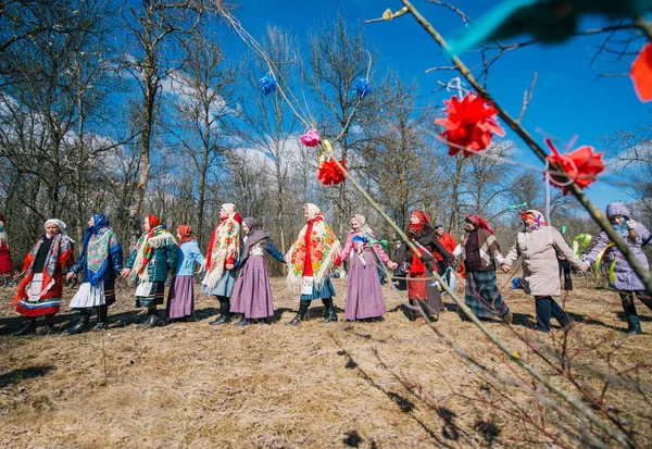 As pessoas usam dança, girando e circulando, ver o inverno e conhecer a primavera na floresta . — Fotografia de Stock