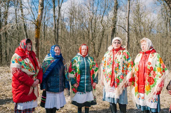 El festival pagano de la primavera. Las mujeres mayores bailan y cantan, se despiden del invierno y se encuentran con la primavera en el bosque . — Foto de Stock