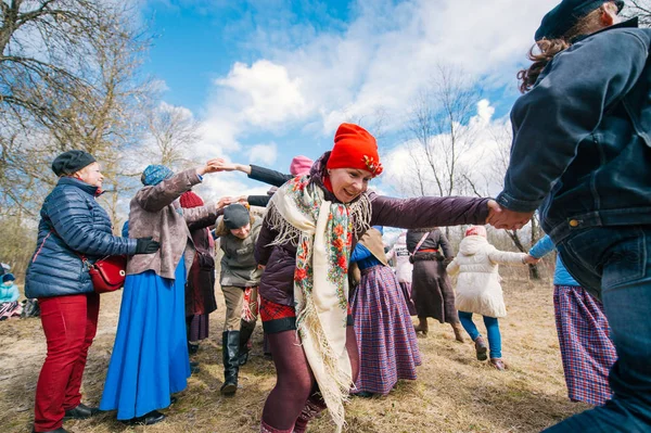 La gente usa bailar, girar y dar vueltas, ver el invierno y conocer la primavera en el bosque . — Foto de Stock