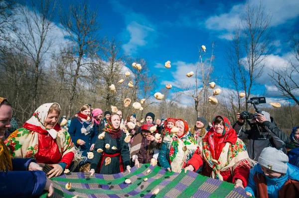 El festival pagano de la primavera. La gente celebra, despide el invierno y conoce la primavera en el bosque . — Foto de Stock
