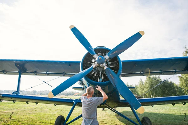 The aircraft mechanic prepares the plane for flight. — Stock Photo, Image