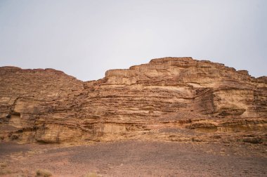 Rocky dağlarında Ürdün Wadi Rum çölün ortasında oluşan güzel manzara.