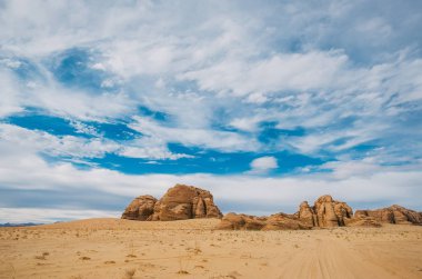 Jordan çölde. Mavi gökyüzünün panoramik görünüm