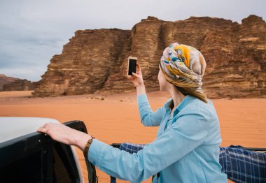Selfies onun Smartphone'da onu tatile Wadi Rum çölde alarak kadın.